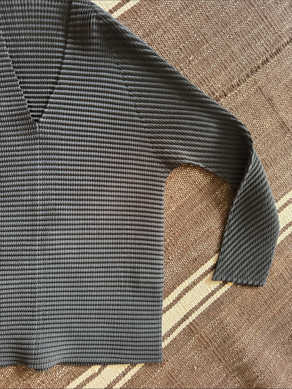 Issey Miyake Ribbed V-Neck Pleated Top in Black - Picture 4 of 5